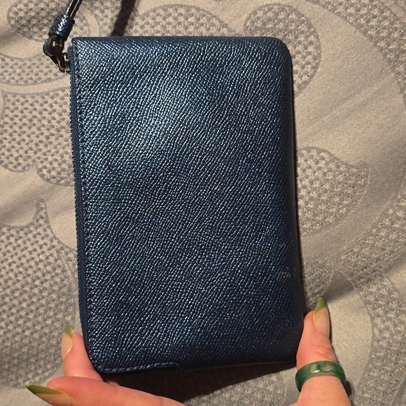 🤑Sale🤑 Coach leather metallic turquoise wristlet - Picture 4 of 6